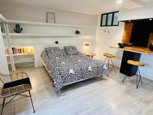 尼姆Feel@Home Nemausus « Le 42 »的卧室配有一张床和一张桌子及椅子