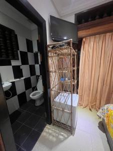 暹粒Beat Hotel Siem Reap的一间卫生间和笼子的浴室