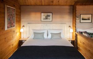 博古梅尔Pian Del Mund的卧室配有一张带两个枕头的大白色床