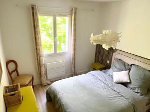 卡斯特拉讷Maison à Castellane的一间卧室设有一张大床和一个窗户。
