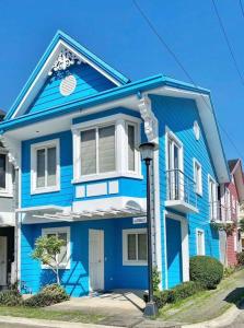 八打雁4BR Townhouse at PonteFino Residences Batangas City的前面有路灯的蓝色房子