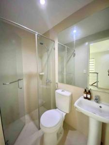 八打雁4BR Townhouse at PonteFino Residences Batangas City的浴室配有卫生间、淋浴和盥洗盆。