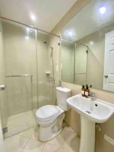 八打雁4BR Townhouse at PonteFino Residences Batangas City的浴室配有卫生间、盥洗盆和淋浴。