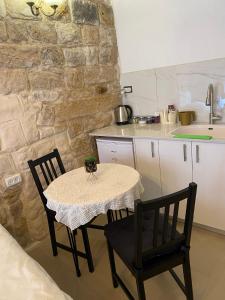 萨法德בר יוחאי的厨房配有桌子、两把椅子和台面