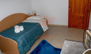 特乌拉达APARTAMENTO ZEN. TEULADA. LIVE IT COSTABLANCA的一间卧室配有一张带两条白色毛巾的床