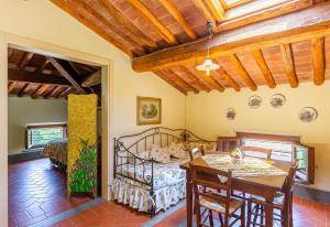 圣米尼亚托Borgo Bucciano的卧室配有一张床和一张桌子及椅子