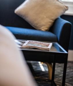 伯恩茅斯No5 Durley Road - Contemporary serviced rooms and suites - no food available的一张带蓝色沙发和枕头的咖啡桌