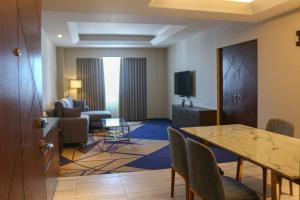 马尼拉鲁克森特酒店的酒店客房设有桌子和客厅。