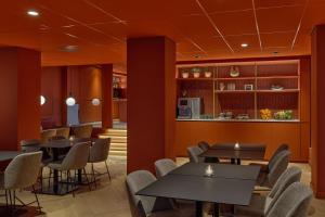 阿姆斯特丹Eden Studios and Apartments的一间带桌椅的餐厅和一间厨房