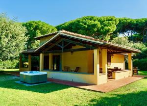 圣温琴佐Ville Di Villa Biserno的庭院中带木甲板的小房子
