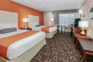俄克拉何马城Howard Johnson by Wyndham Oklahoma City OKC Airport, Fairgrounds, I40的酒店客房设有两张床和电视。