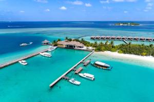 北马累环礁Sheraton Maldives Full Moon Resort & Spa的水上船只的度假村空中景观
