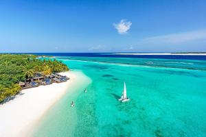 北马累环礁Sheraton Maldives Full Moon Resort & Spa的海滩空中景色,水中有一条船