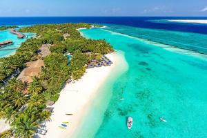 北马累环礁Sheraton Maldives Full Moon Resort & Spa with Free Transfers的海洋岛屿的空中景观