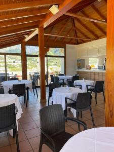 洛斯·亚诺斯·德·阿里丹维莱阿里达内酒店的一间设有白色桌椅的用餐室