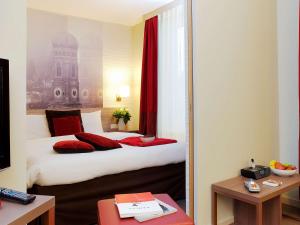 慕尼黑慕尼黑市阿德吉奥公寓式酒店的酒店客房,配有床和镜子