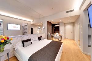 圣雷莫贝斯特韦斯特那锡那里酒店的卧室配有一张白色大床