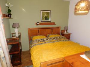 普图伊Vali's Paradise的一间卧室配有一张黄色床罩的床