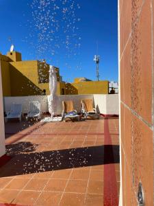 洛斯·亚诺斯·德·阿里丹维莱阿里达内酒店的享有带椅子和喷泉的庭院的景色