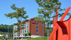 迪弗当日Hotel No151的前面有红色标志的红色建筑