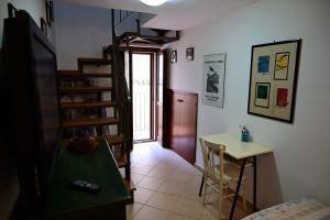 罗卡圣焦万尼casetta za' Lucia的客房设有楼梯、桌子和桌子