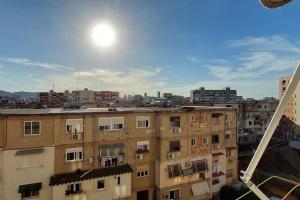 地拉那Cozy sunlit apartment with scenic balcony view的享有市景和大楼景致