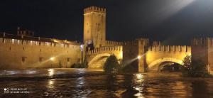 佩斯坎蒂纳Casetta dei nonni的一座城堡,晚上有一座桥和一座塔