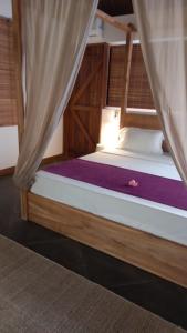 Bain BoeufBrahmanhut - Eco Hut experience in harmony with nature, wellbeing and spirit的客房内的一张双层床