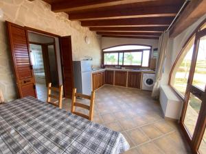 兰佩杜萨VILLA CHANTAL的客房设有一张床和带冰箱的厨房