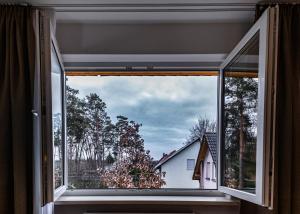 万德利茨Motel Zur Dachsbaude的享有房屋景致的窗户。