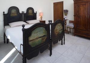 Santa GiulettaBorgo Santuletta的一间卧室配有一张带双微机的床铺