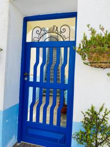 沃利迪耶Chez abdelilah的房子前面的蓝色门