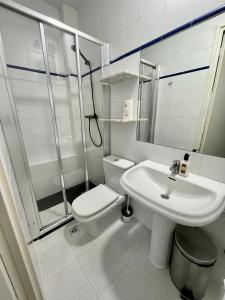 锡切斯Madison Rooms的浴室配有卫生间、盥洗盆和淋浴。