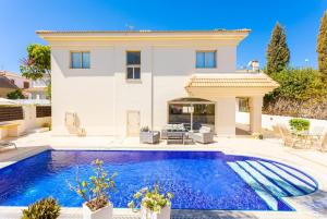 帕拉利米尼Villa Andree的别墅前设有游泳池