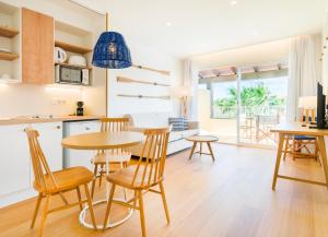 波连萨港太阳俱乐部公寓式酒店的厨房以及带桌椅的用餐室。