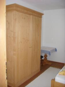 基茨比厄尔附近奥拉赫Ferienwohnung Obernauer的配有床的客房内的木柜