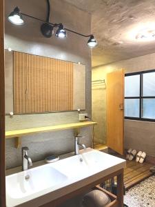 小琉球岛燕燕青年旅店的一间带水槽和镜子的浴室