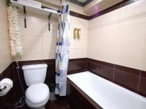 Lapu Lapu CityCondo Azur Suites E507 near Airport, Netflix, Stylish, Cozy with swimming pool的一间带卫生间和浴缸的浴室