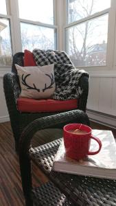 戈德里奇科尔伯恩住宿加早餐旅馆的一张桌子上装有红色杯子的藤椅
