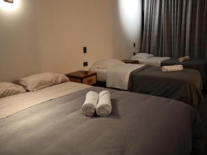 伊基克Hostal Litoral的酒店客房,配有两张带毛巾的床