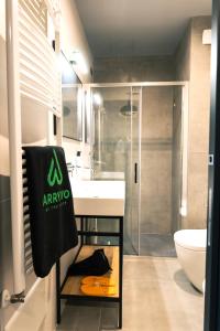 莱切Arryvo Hotel的一间带水槽和淋浴的浴室