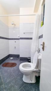 纳库鲁Luxury 1Br Apartment with Secure Parking & Lift Nakuru的浴室配有白色卫生间和淋浴。