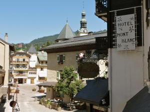 梅杰夫Hotel Mont Blanc Megève的建筑的侧面有标志