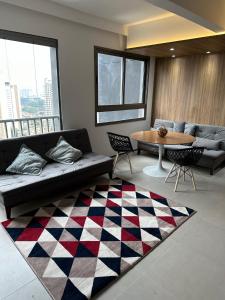 圣保罗Apto Novo é confortável em Perdizes, ao lado do Allianz Park, cama king size的客厅配有沙发和桌子