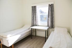 StabekkHostel Oslofjord的小房间设有两张床和窗户