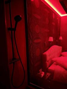卢森堡LOVE ROOM - Luxembourg的红色的房间,配有椅子和灯