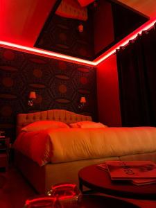 卢森堡LOVE ROOM - Luxembourg的一间卧室配有一张红灯床