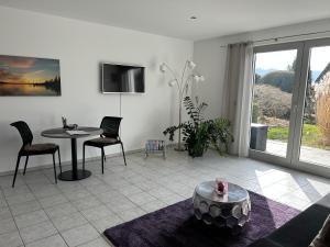 博德曼路德维希港Ferienwohnung mit Terrasse und Garten in Seenähe的客厅配有桌椅