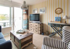 奥茨塞巴德·迪尔哈根MARITIM App Nr 24 max 3 Pers的客厅配有电视、沙发和桌子