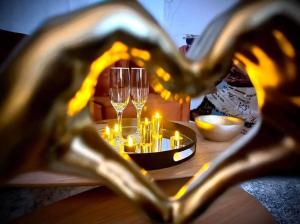 Belin-BelietLa Charmeuse (Suite privée pour amoureux的一张桌子,上面放着酒杯和蜡烛